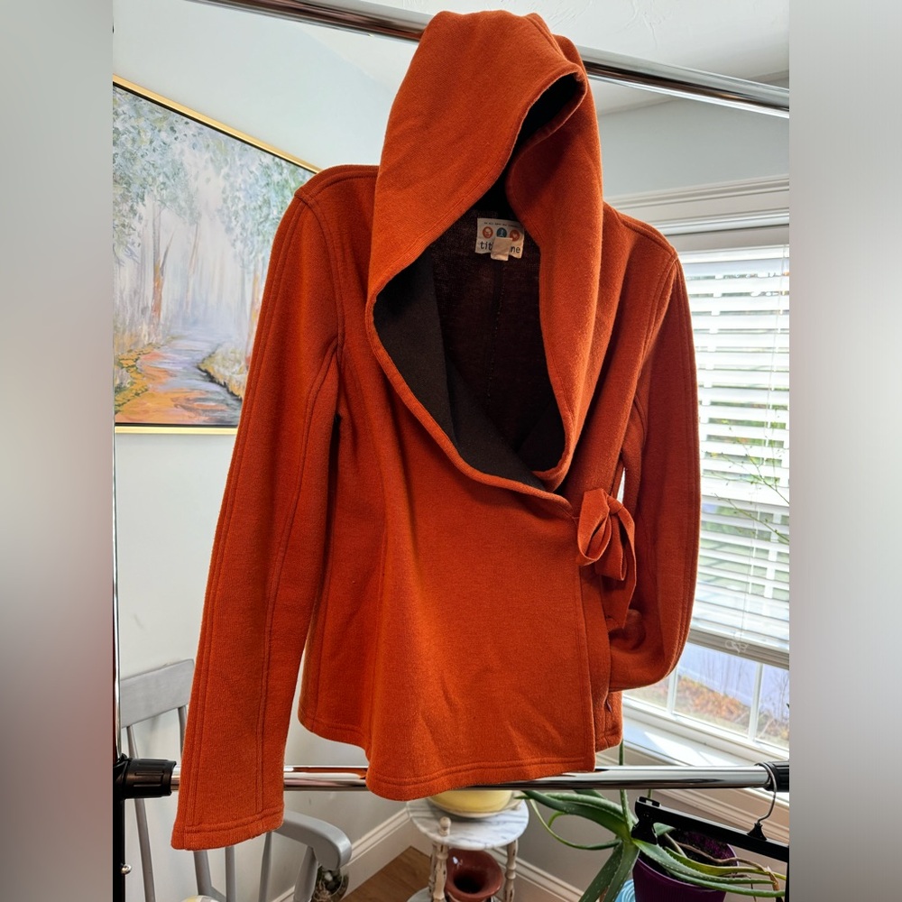 Perfect hoodie for fall. Good condition with some piling